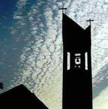 Wieża parafialna na tle nieba