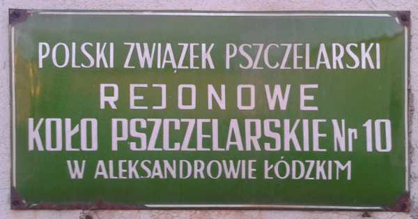 Zielona tablica z nazw: Polski Zwizek Pszczelarski Rejonowe Koo pszczelarskie Nr 10 w Aleksandrowie dzkim